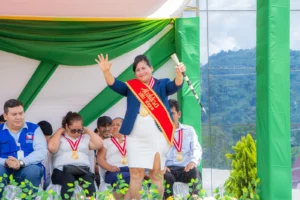 La nueva alcaldesa del distrito de Villa Virgen compartió un gesto de solidaridad en su toma de mando como nueva autoridad edil